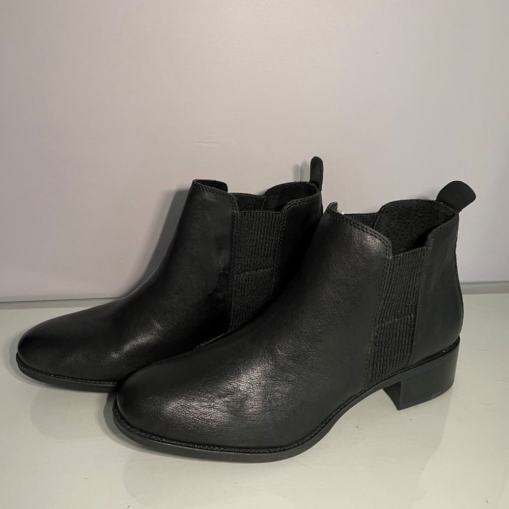 Me Too Black Leather Chelsea Boots Size 10